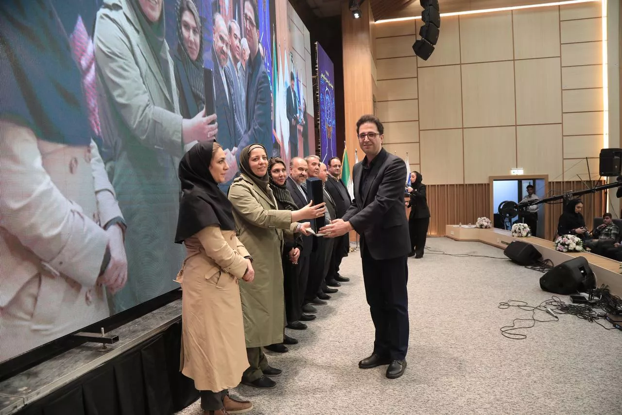 photo-5918012704356502416-y-694635776a076