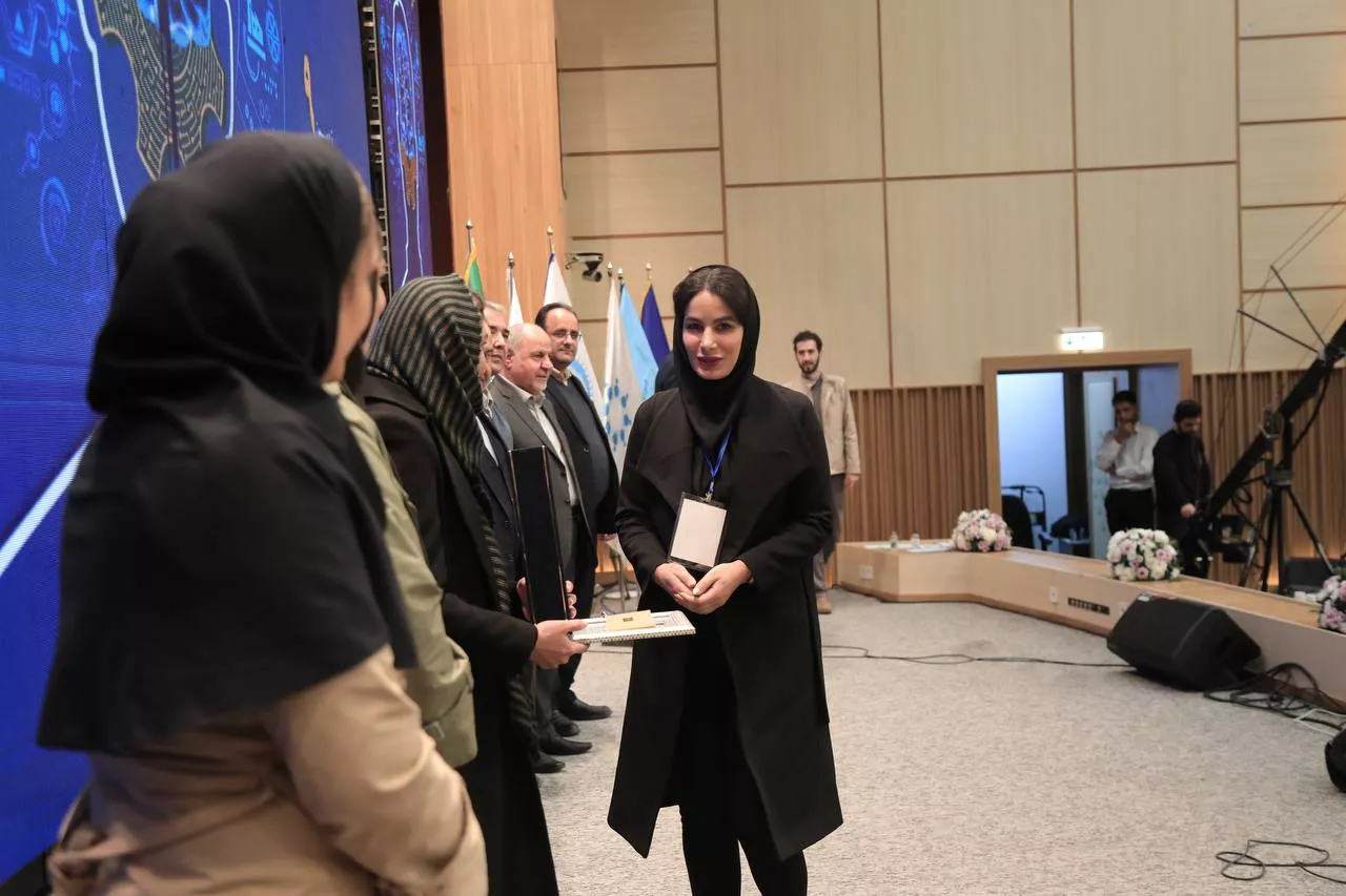 photo-5918012704356502418-y-694635781cd34