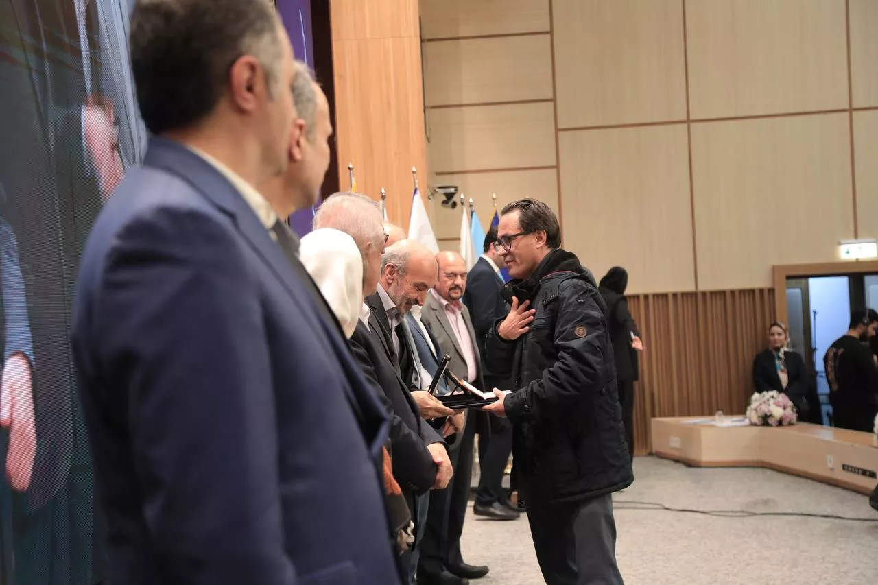 photo-5918012704356502427-y-69463579e3e74