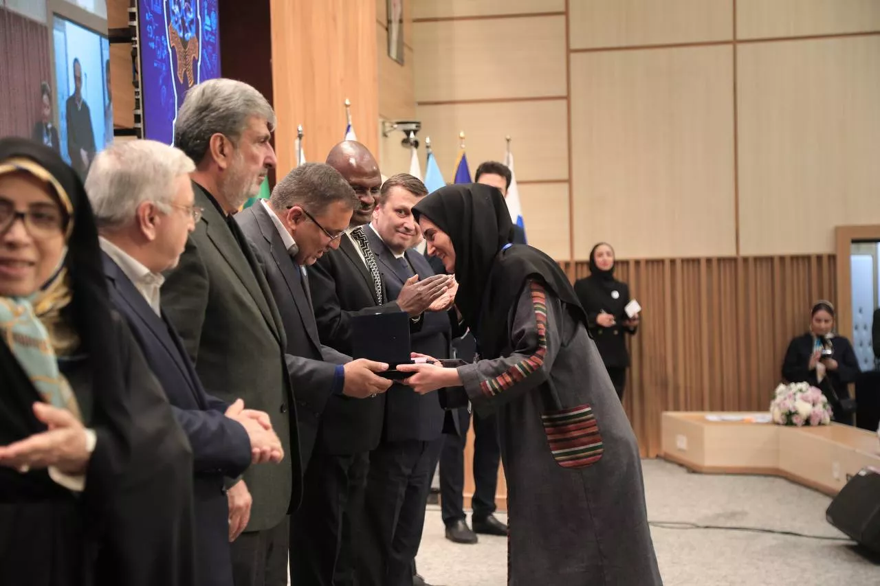 photo-5918012704356502437-y-6946357b22eb3