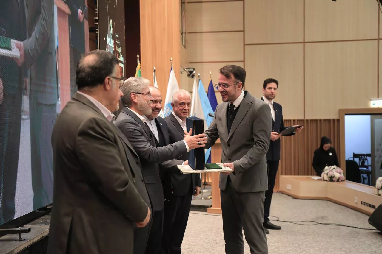 photo-5918012704356502439-y-6946357bb5f37