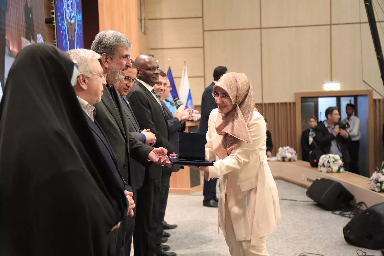 photo-5918012704356502452-y-6946357d9343a