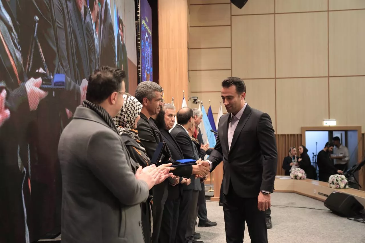 photo-5918012704356502469-y-69463581238f7