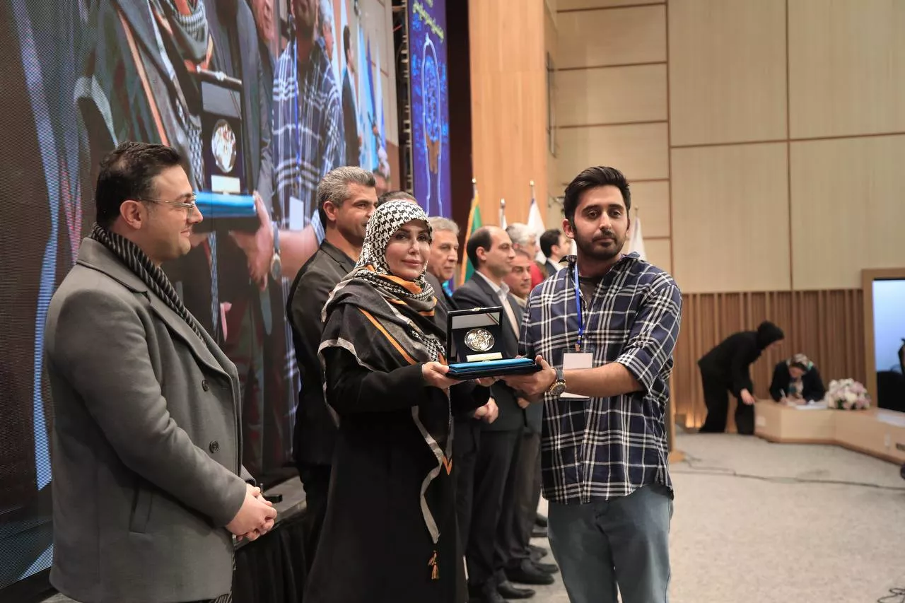 photo-5918012704356502477-y-694635827cd78