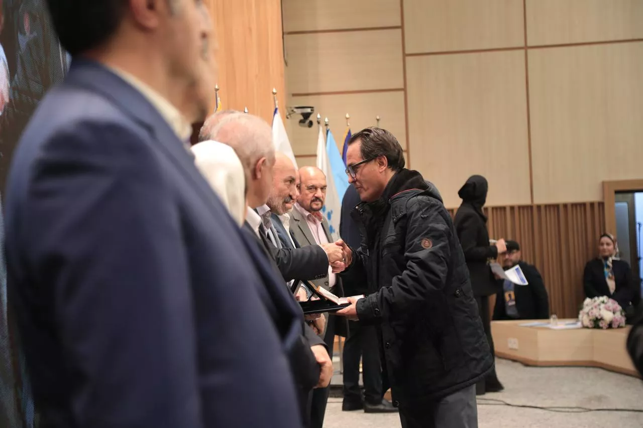 photo-5918012704356502487-y-6946358556b90