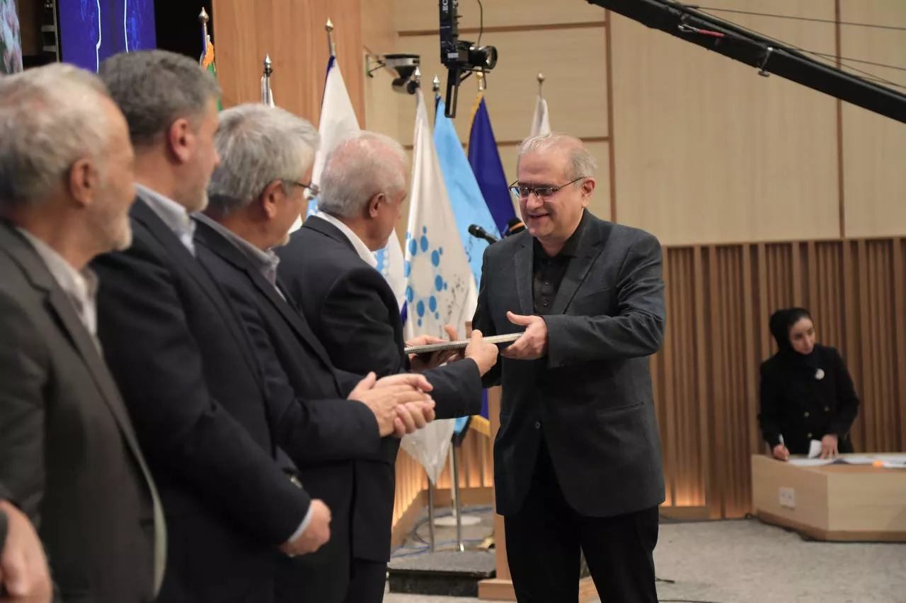 photo-5918012704356502890-y-694636fa364f0